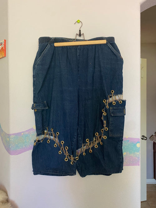 baggy denim jorts with chains for a baddie